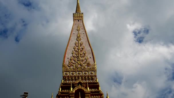 Traditionele Thaise Tempel Sier Gevel Decoraties Aan Muren Van Tempel — Stockvideo