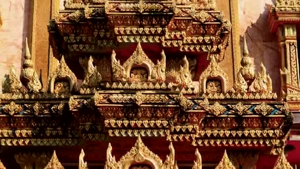 Traditionele Thaise Tempel Sier Gevel Decoraties Aan Muren Van Tempel — Stockvideo