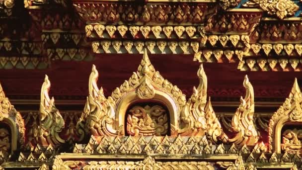 Traditionele Thaise Tempel Sier Gevel Decoraties Aan Muren Van Tempel — Stockvideo