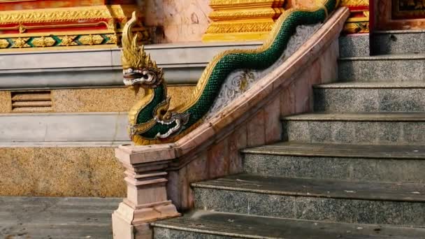 Παραδοσιακός Ταϊλανδέζικος Ναός Φίδι Όπως Διακόσμηση Στην Είσοδο Του Ναού — Αρχείο Βίντεο