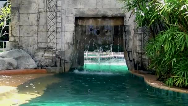 Decoratieve Fontein Bij Het Zwembad — Stockvideo