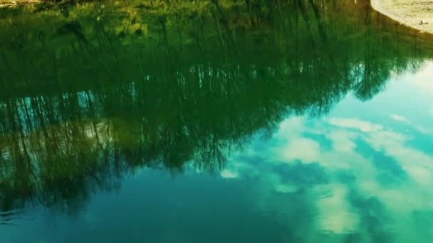 Sílhuetas Árvores Reflete Superfície Rio Montanha Calmo — Vídeo de Stock