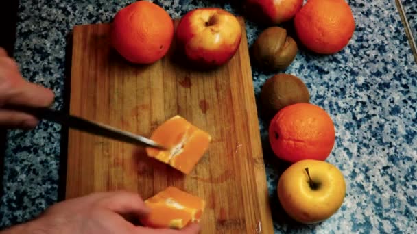 Uma Pessoa Está Cortando Frutas Provavelmente Com Propósito Fazer Suco — Vídeo de Stock