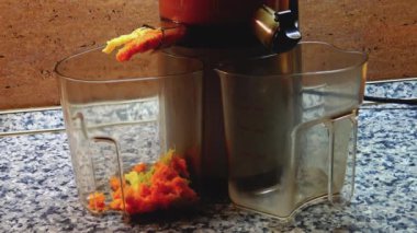 Meyve suyu üreticisinde soğuk taze meyve suyu üretirken plastik kutuya düşmeye devam ediyor..