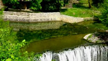 Bosna-Hersek 'in Jajce kentindeki Pliva nehrinin kristal berrak suyu şelaleye düşüyor.