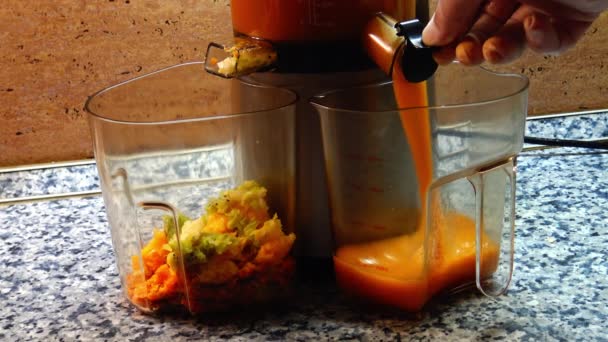 Suco Frutas Frescas Caindo Lata Plástico Durante Processo Fazer Suco — Vídeo de Stock