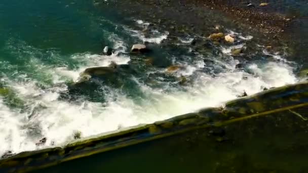 Водопад Большой Горной Реки Богатой Водой Пеной Звуком Воды Протекающей — стоковое видео