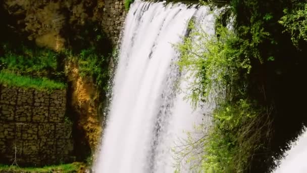 Duża Górska Rzeka Pliva Wodospad Bogaty Wodę Czasie Wiosny — Wideo stockowe
