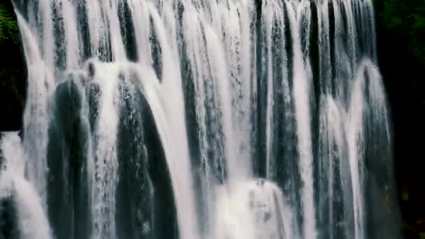 Grote Berg Rivier Pliva Waterval Rijk Aan Water Tijdens Lente — Stockvideo