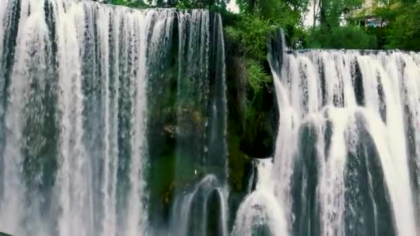 Grande Montanha Rio Pliva Cachoeira Rica Água Durante Primavera — Vídeo de Stock