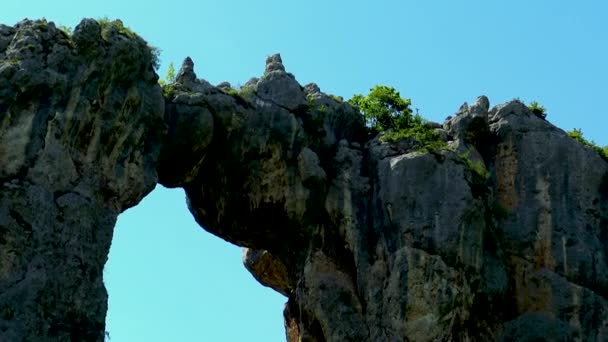 ボスニア ヘルツェゴビナの山々における石の橋の自然現象は バニャ ルカの広い地域に位置しています — ストック動画