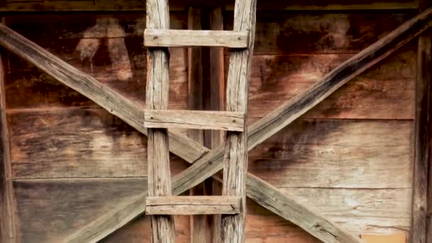 Χειροποίητη Ξύλινη Σκάλα Που Στηρίζεται Παραδοσιακό Εξοχικό Σπίτι Και Χρησιμοποιείται — Αρχείο Βίντεο
