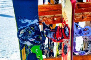 NASSFELD, AUSTRIA, Ocak 07 2019: Avusturya 'nın Nassfeld kentinde dinlenme zamanında kar altında kalan kayak ekipmanları