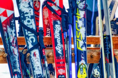 NASSFELD, AUSTRIA, Ocak 07 2019: Avusturya 'nın Nassfeld kentinde dinlenme zamanında kar altında kalan kayak ekipmanları.
