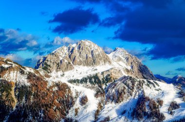 Avusturya 'nın Nassfeld kentinde kış günü popüler kayak merkezinin panoramik görüntüsü.