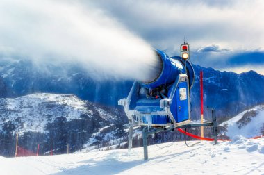 NASSFELD, AUSTRIA, Ocak 07 2019: Kayak merkezi Nassfeld, Avusturya 'da yapay kar topu iş başında.