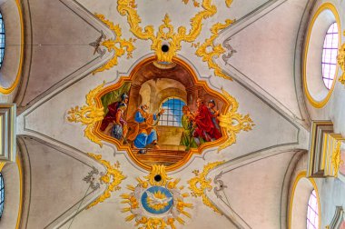 MÜZİK, ALMANE, 18 Şubat 2019: Münih, Almanya 'daki katolik kilisesinin tavan süslemesi.