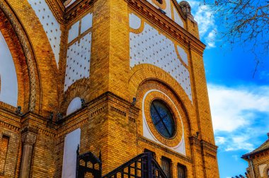 NOVI SAD, SERBIA, Mart 09 2019: Sırbistan 'ın Novi Sad kentinde eski Yahudi sinagogu ön yüzü ayrıntıları.