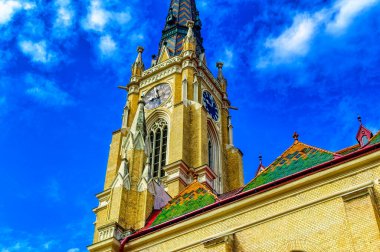 NOVI SAD, SERBIA, Mart 09 2019: Sırbistan 'ın Novi Sad kentindeki Katolik katedralinin ana kulesi.