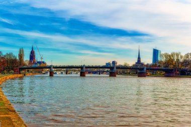 FRANKFURT AM MAIN, GERMANY, 24 Mart 2019: Frankfurt am Main, Almanya 'daki çevresiyle birlikte nehir üzerinden havadan görüş.