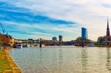 FRANKFURT AM MAIN, GERMANY, 24 Mart 2019: Frankfurt am Main, Almanya 'daki çevresiyle birlikte nehir üzerinden havadan görüş.