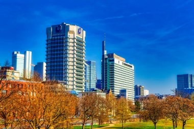 FRANKFURT AM MAIN, GERMANY, 15 Şubat 2020: Frankfurt am Main, Almanya 'da nehir boyunca modern iş binaları.
