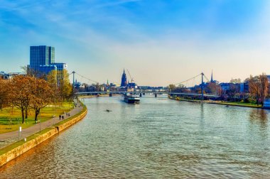 FRANKFURT AM MAIN, GERMANY, 22 Mart 2019: Frankfurt am Main, Almanya 'daki güneşli bahar gününde Main Nehri' nde büyük bir nakliye gemisi.