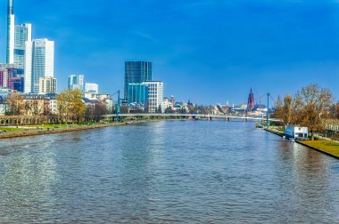 FRANKFURT AM MAIN, GERMANY, 22 Mart 2019: Frankfurt am Main, Almanya 'daki modern iş binalarının hava manzarası.