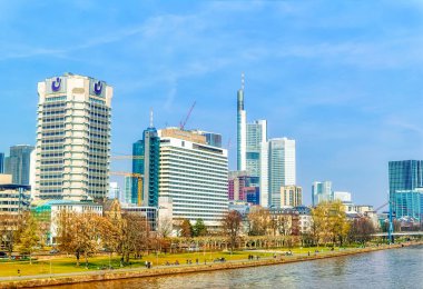 FRANKFURT AM MAIN, GERMANY, 22 Mart 2019: Frankfurt am Main, Almanya 'daki modern iş binalarının hava manzarası.