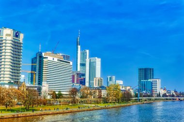 FRANKFURT AM MAIN, GERMANY, 22 Mart 2019: Frankfurt am Main, Almanya 'daki modern iş binalarının hava manzarası.