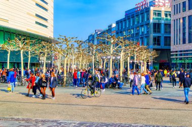 FRANKFURT AM MAIN, ALMANY, 23 Mart 2019: Cumartesi öğleden sonra boyunca Frankfurt am Main, Almanya 'da günlük halk sahnesi.