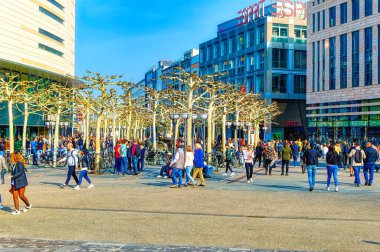 FRANKFURT AM MAIN, ALMANY, 23 Mart 2019: Cumartesi öğleden sonra boyunca Frankfurt am Main, Almanya 'da günlük halk sahnesi.