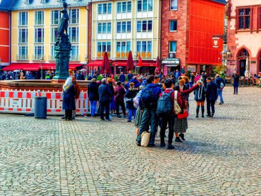 FRANKFURT AM MAIN, GERMANY, 24 Mart 2019: Frankfurt am Main, Almanya 'daki Old Town' un merkez meydanında bir grup turist.