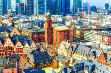 FRANKFURT AM MAIN, GERMANY, 16 Şubat 2020: Frankfurt am Main, Almanya 'daki katedralden şehre hava manzarası.