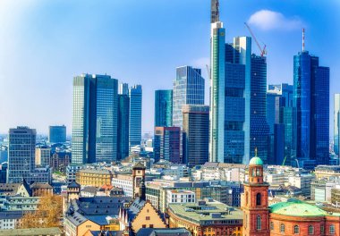 FRANKFURT AM MAIN, GERMANY, 23 Mart 2019: Frankfurt am Main, Almanya 'nın finans bölgesi üzerindeki hava görüntüsü.