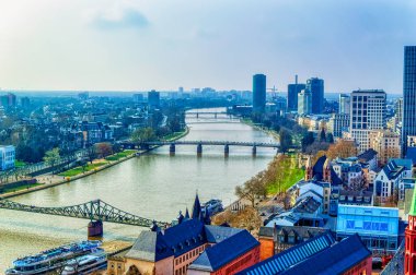 FRANKFURT AM MAIN, GERMANY, 24 Mart 2019: Frankfurt am Main, Almanya 'daki çevresiyle birlikte nehir üzerinden havadan görüş.