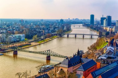 FRANKFURT AM MAIN, GERMANY, 24 Mart 2019: Frankfurt am Main, Almanya 'daki çevresiyle birlikte nehir üzerinden havadan görüş.