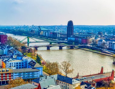 FRANKFURT AM MAIN, GERMANY, 24 Mart 2019: Frankfurt am Main, Almanya 'daki çevresiyle birlikte nehir üzerinden havadan görüş.