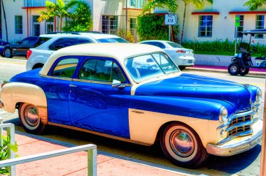 MIAMI BEACH, ABD, 29 Nisan 2019: Miami Beach, ABD 'de caddeye park edilmiş eski model otomobil.