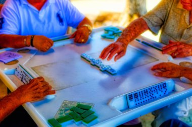 MIAMI, FLORIDA, ABD, 30 Nisan 2019: Miami, Florida, ABD 'deki Little Havana' da Domino Kulübü 'nde domino oynayan insanlar.