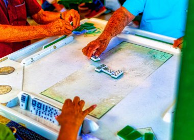 MIAMI, FLORIDA, ABD, 30 Nisan 2019: Miami, Florida, ABD 'deki Little Havana' da Domino Kulübü 'nde domino oynayan insanlar.