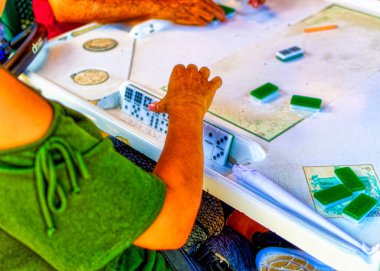 MIAMI, FLORIDA, ABD, 30 Nisan 2019: Miami, Florida, ABD 'deki Little Havana' da Domino Kulübü 'nde domino oynayan insanlar.