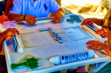 MIAMI, FLORIDA, ABD, 30 Nisan 2019: Miami, Florida, ABD 'deki Little Havana' da Domino Kulübü 'nde domino oynayan insanlar.