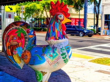MIAMI, FLORIDA, ABD, 30 Nisan 2019: Miami, Florida, ABD 'deki Little Havana' daki horoz heykelinin dekoratif ayrıntıları.