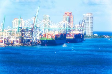 MIAMI, FLORIDA, ABD, 30 Nisan 2019: Miami, Florida, ABD kargo limanı üzerindeki hava manzarası.
