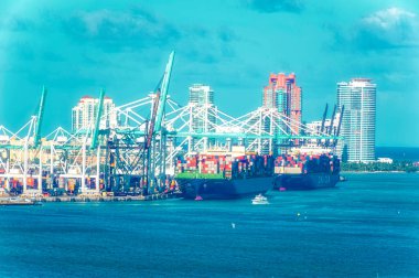 MIAMI, FLORIDA, ABD, 30 Nisan 2019: Miami, Florida, ABD kargo limanı üzerindeki hava manzarası.