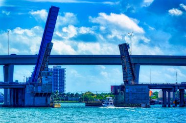MIAMI, FLORIDA, 30 Nisan 2019: Otoyol üzerindeki hava manzarası ve Miami, Florida, ABD 'deki açık köprü.