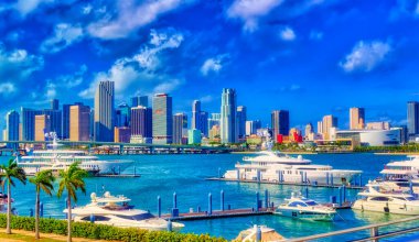 MIAMI, FLORIDA, ABD, 1 Mayıs 2019: Havacılık manzaralı yatlar marinada park edilmiş ve arka planda şehir silüeti olan Miami, Florida, ABD.