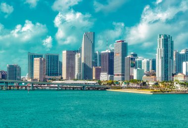 MIAMI, FLORIDA, ABD, 30 Nisan 2019: Miami, Florida, ABD 'nin finans bölgesi üzerinde hava görüntüsü.