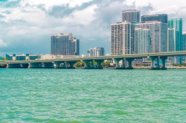 MIAMI, FLORIDA, ABD, 1 Mayıs 2019: Miami, Florida, ABD 'de şehir binaları ile birlikte deniz kıyısından geçen otobanın üzerinden geçen hava manzarası.